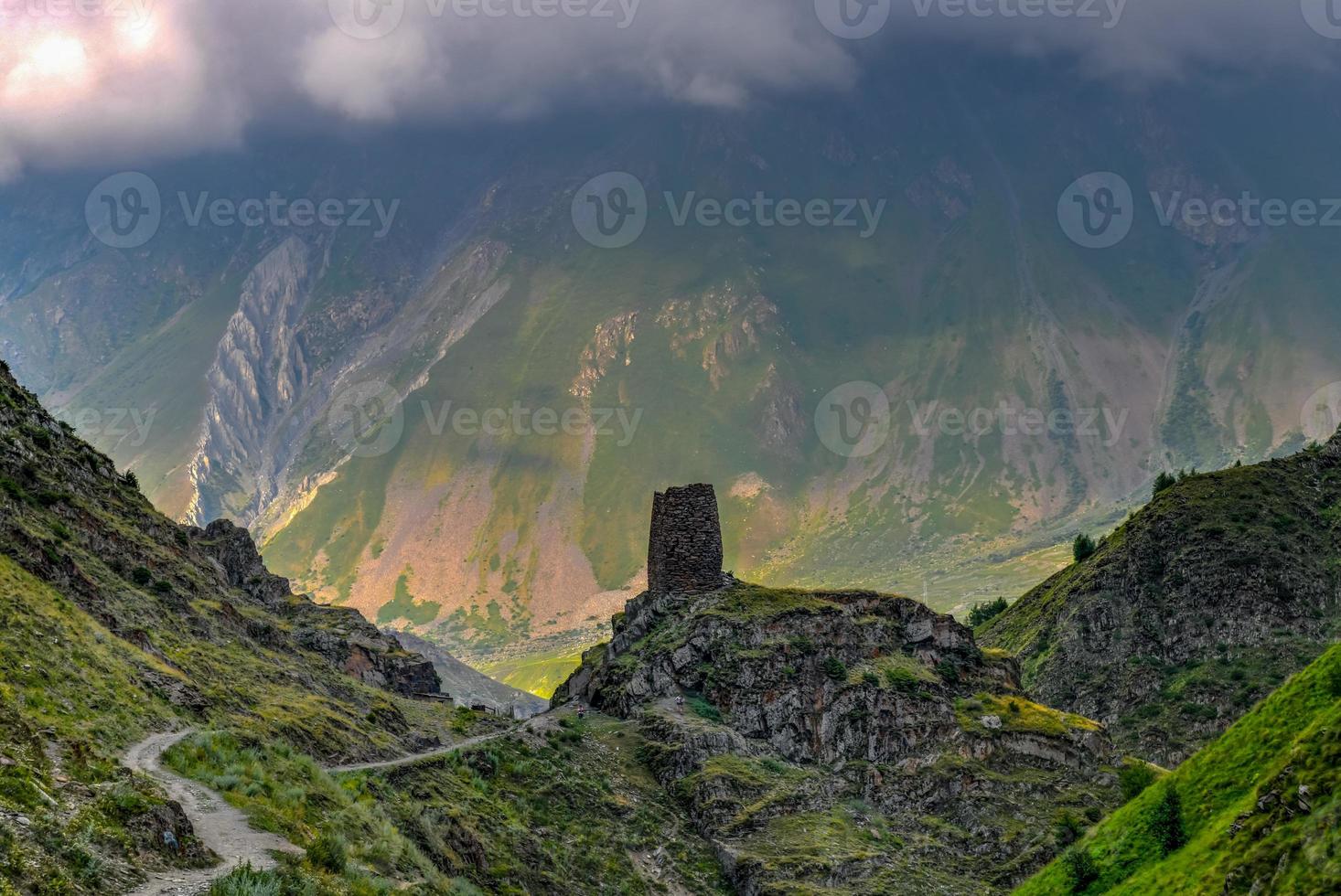 kuperad landskap nära de by av gergeti i georgien, under montera kazbegi. foto