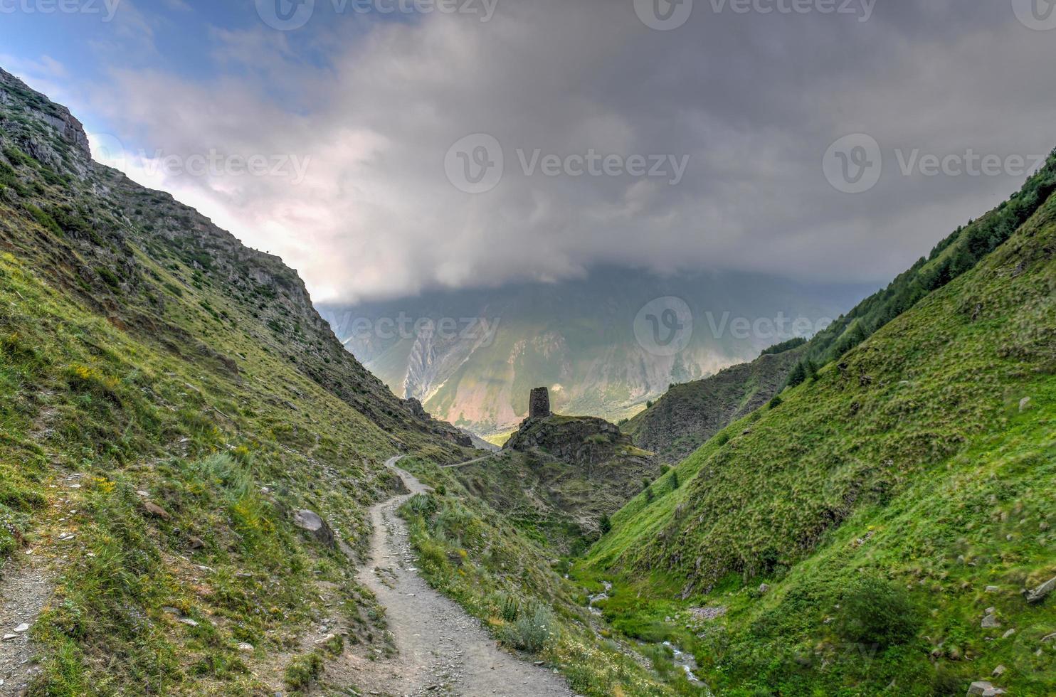 kuperad landskap nära de by av gergeti i georgien, under montera kazbegi. foto