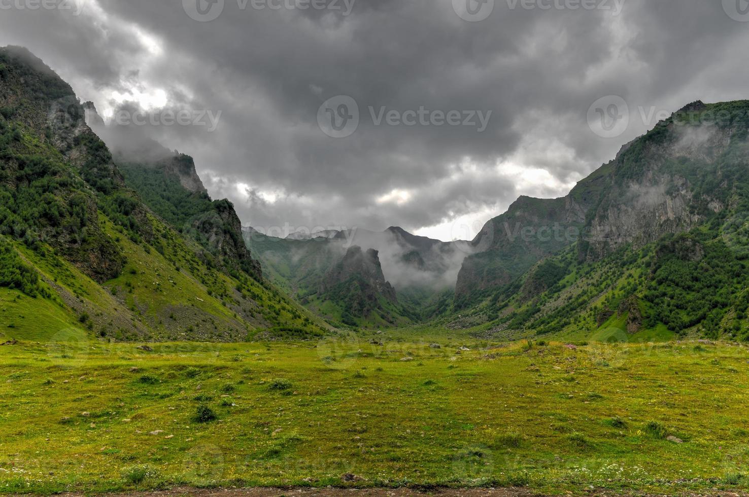 skön berg landskap längs de georgiansk militär väg i kazbegi, georgien foto