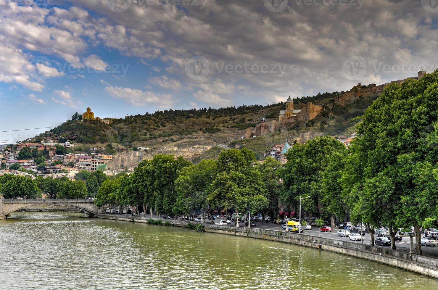 skön panorama- se av tbilisi från narikala fästning i georgien. foto