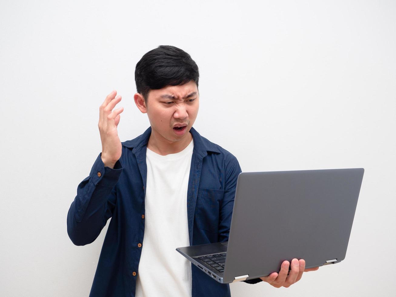 asiatisk man känna chockade och ledsen med bärbar dator i hand på vit isolerat bakgrund foto