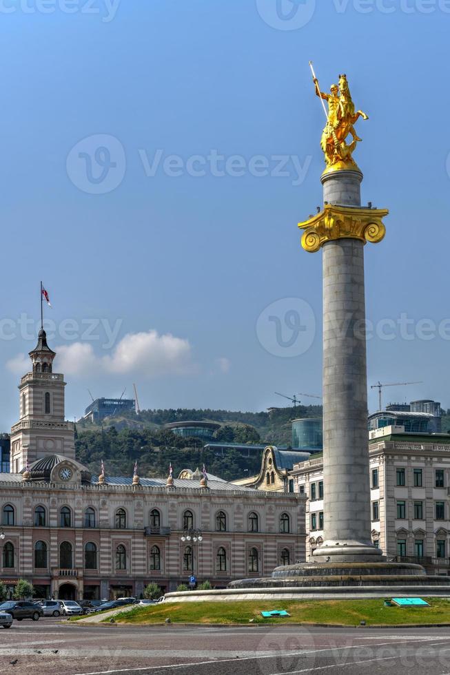 gyllene staty av st. george på de huvud fyrkant av tbilisi, huvudstad stad av georgien. foto