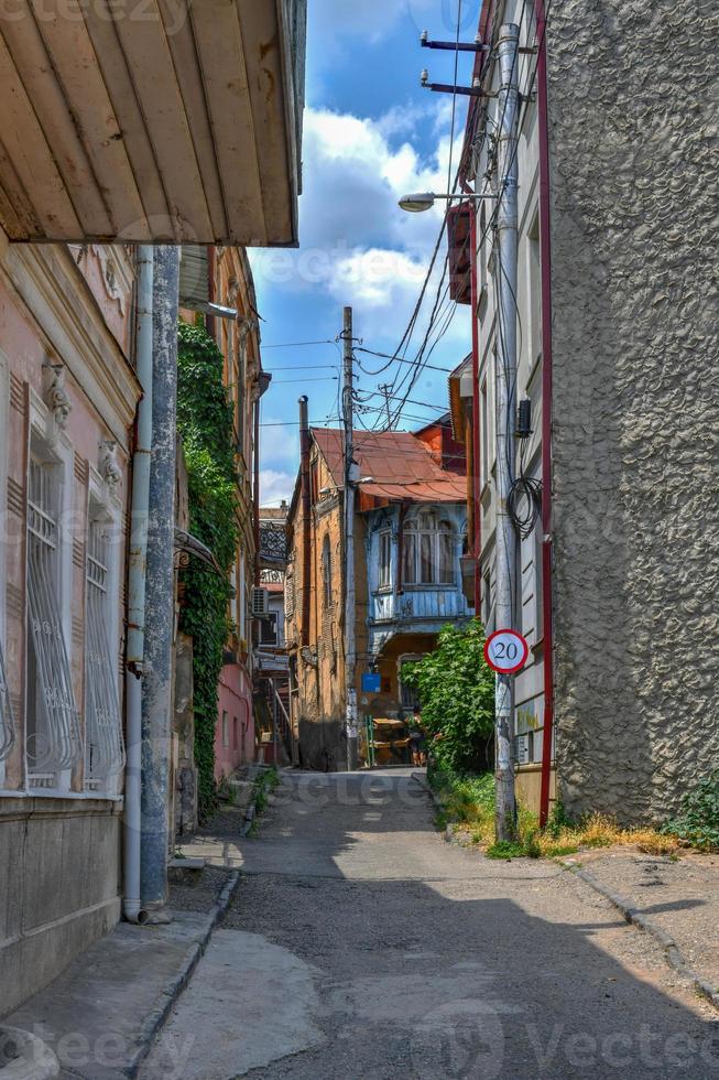 balkonger och gator av de gammal stad i tbilisi georgien. foto