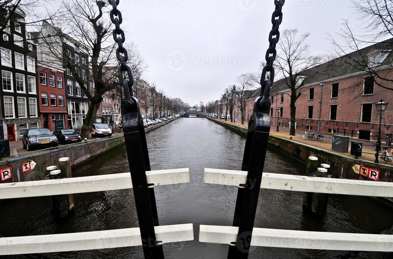 dutch kanal av amsterdam foto