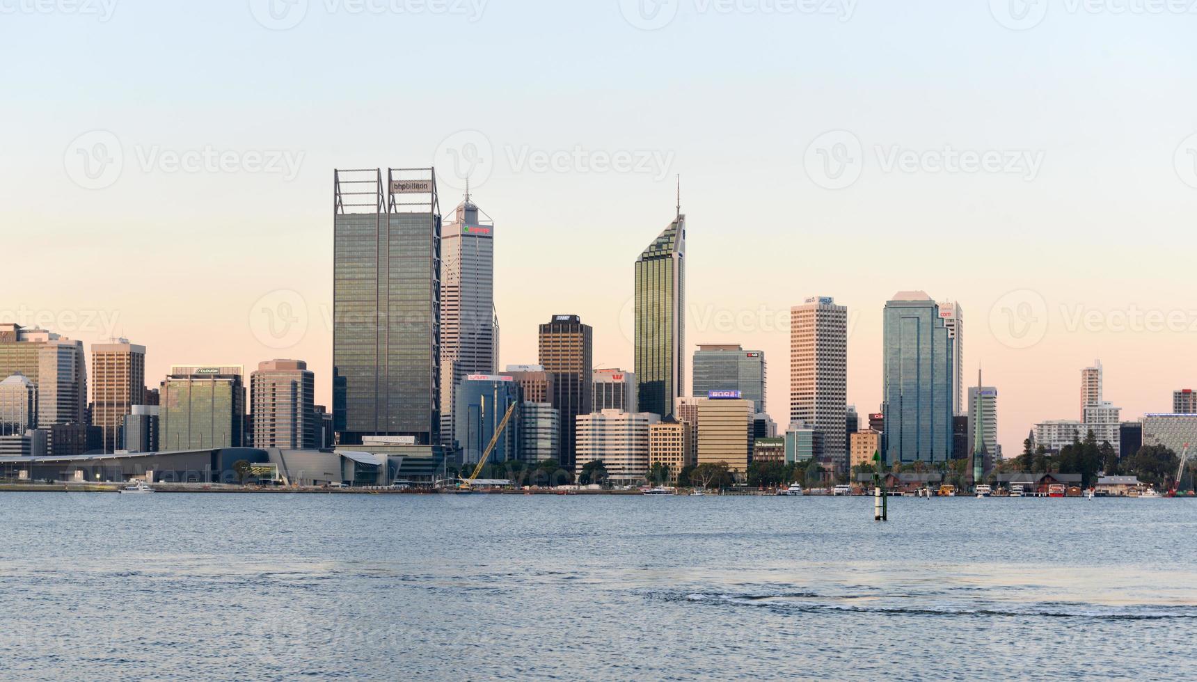 perth, Australien horisont reflekterad i de svan flod foto