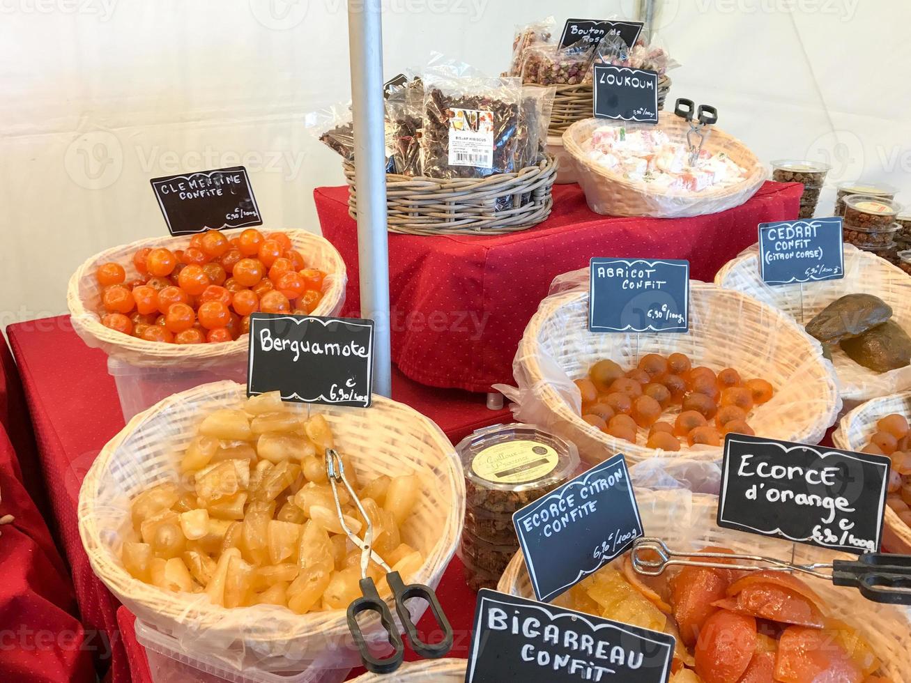 franska sötsaker för försäljning i Chantilly, Frankrike. foto