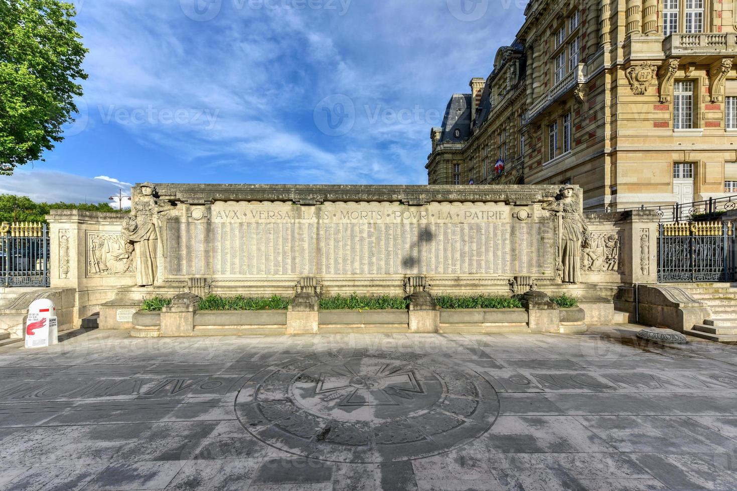 krig minnesmärke av versailles på de stad hall, firar minnet de invånare av versailles vem dog i de först och andra värld krig och de krig i indokina, algeriet och afghanistan. foto