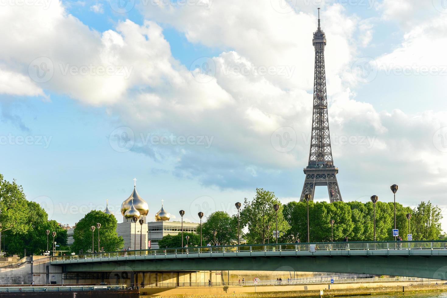 de eiffel torn, en dekorerad järn gitter torn på de mästare de fördärvar i paris, Frankrike. foto