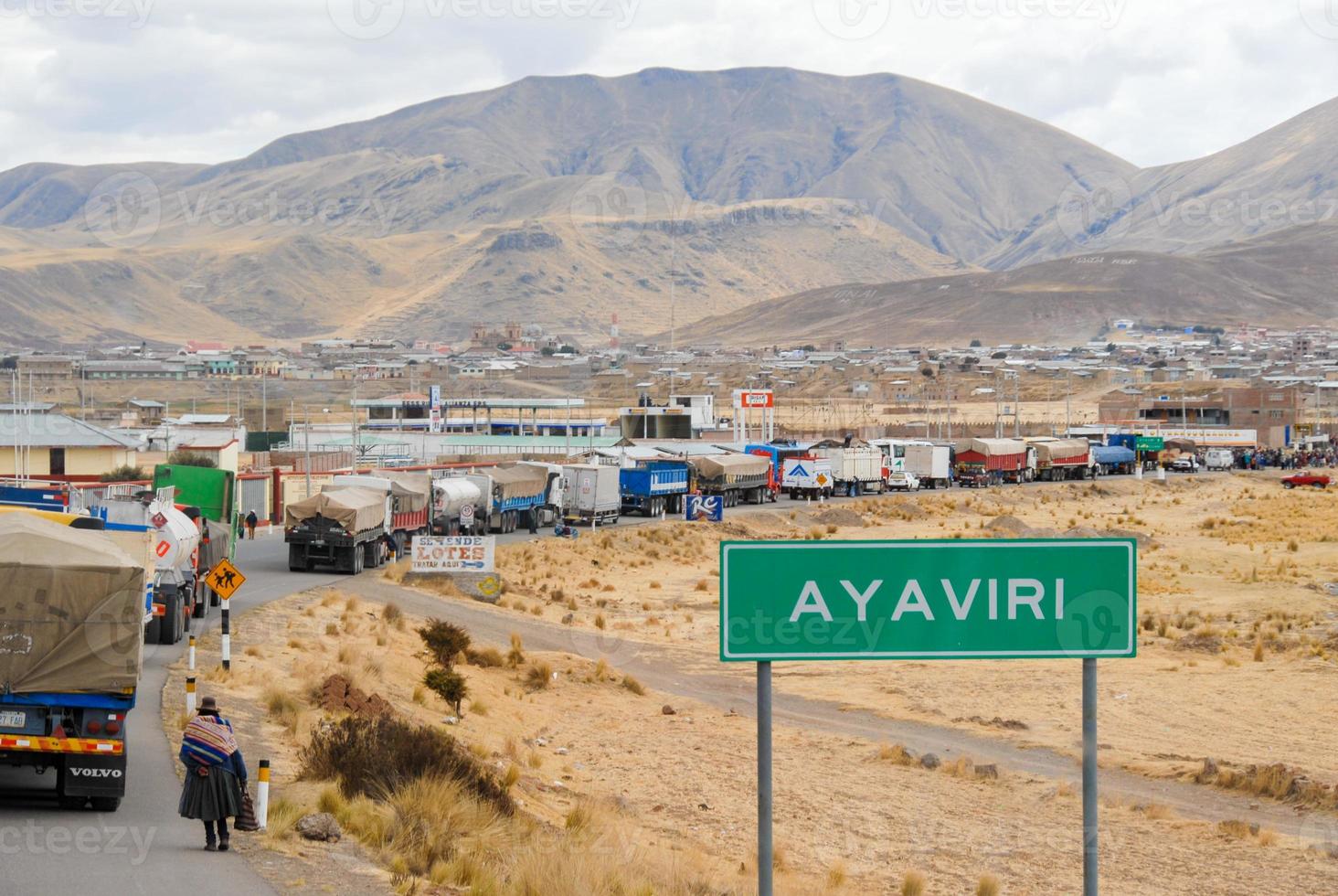 lastbil trafik längs de väg - ayaviri, peru foto