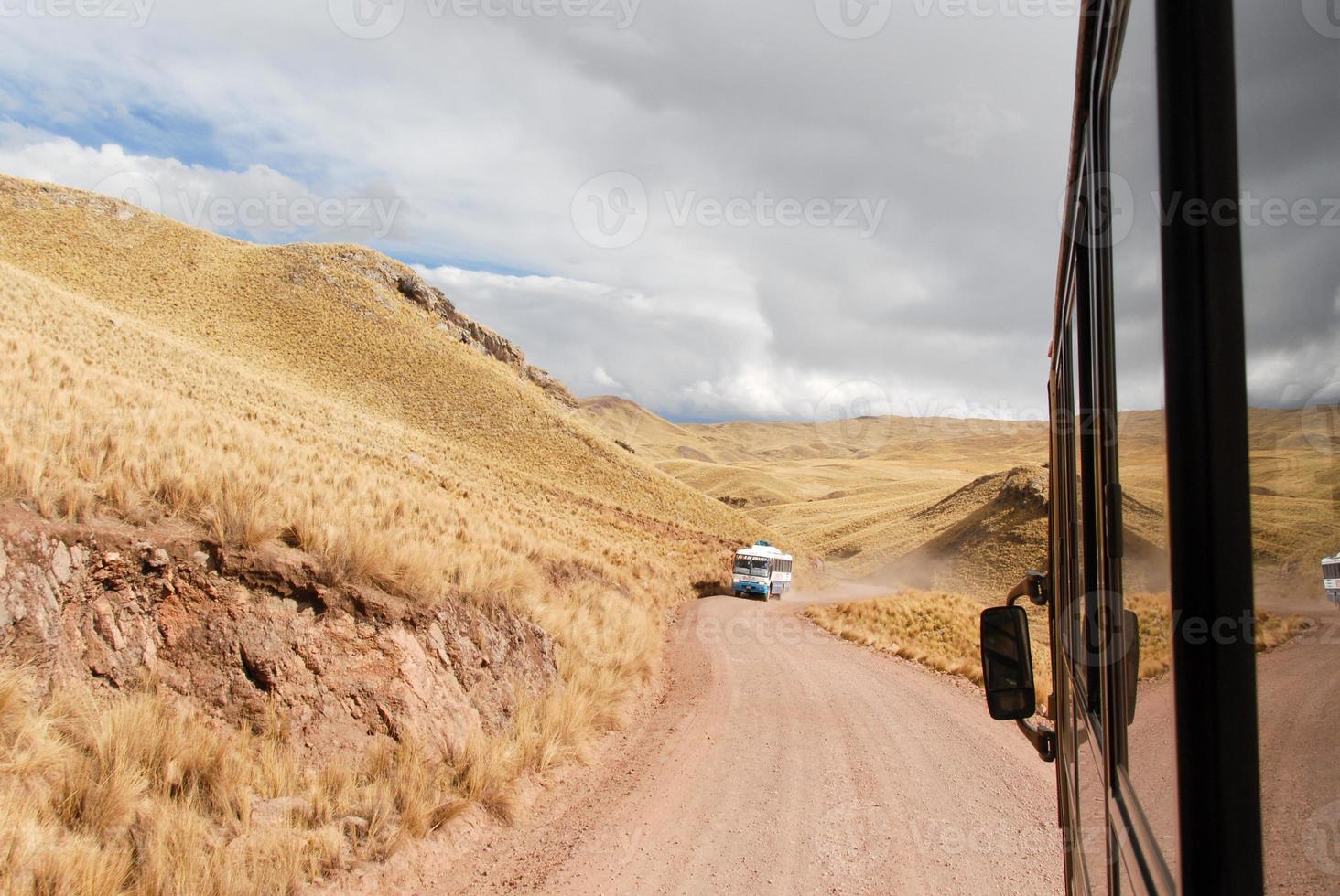 Turné buss längs de cusco-puno väg, peru foto