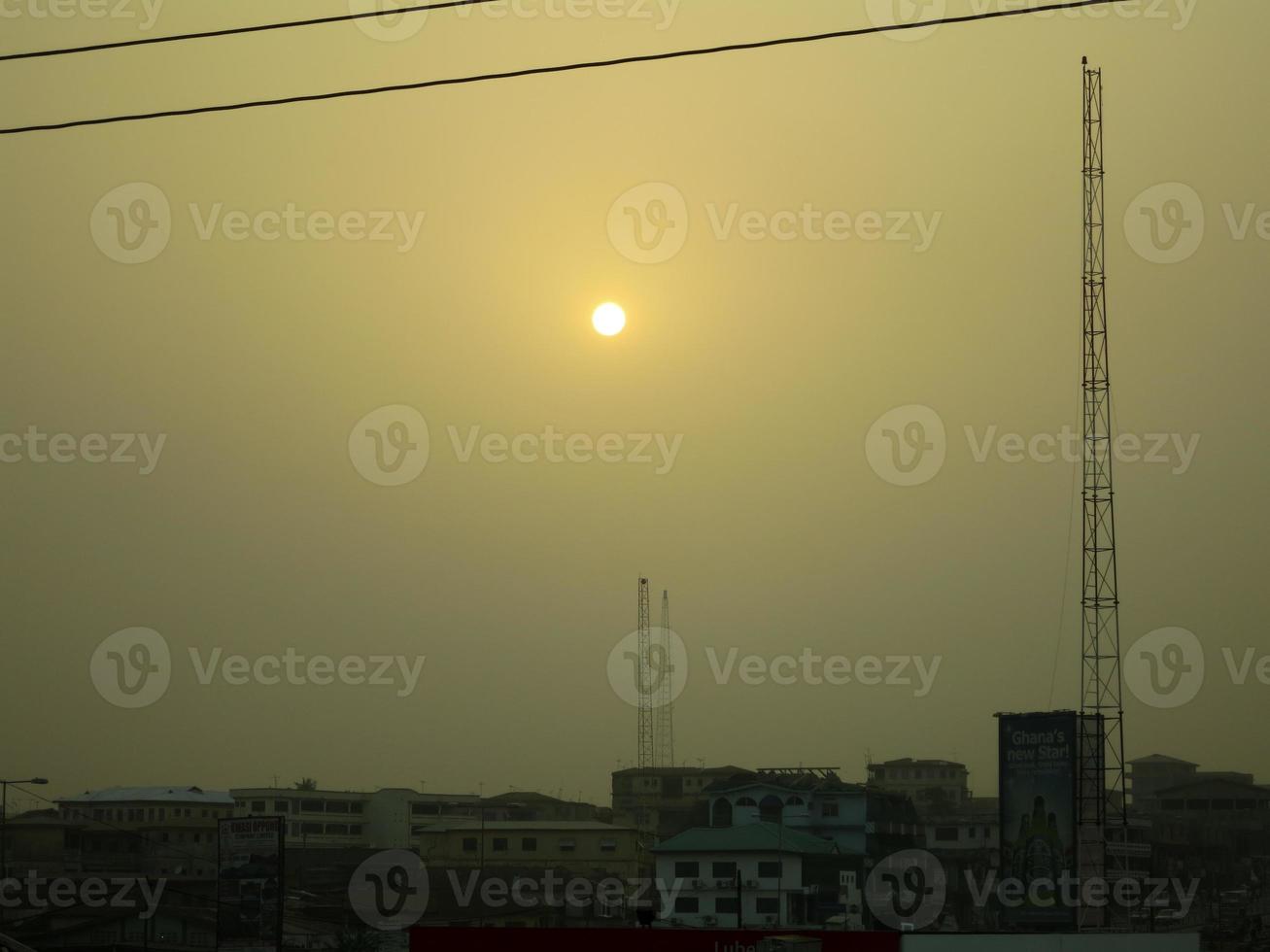 dimmig himmel över kumasi, ghana foto