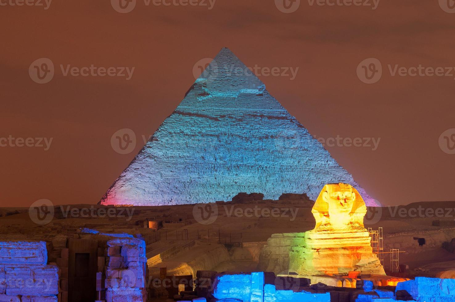 giza pyramid och sfinx ljus visa på natt - Kairo, egypten foto