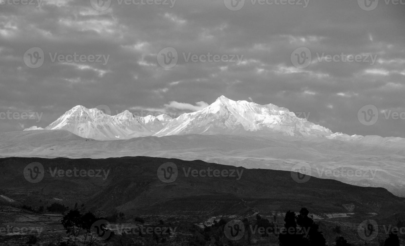 soluppgång över yanque, peru foto