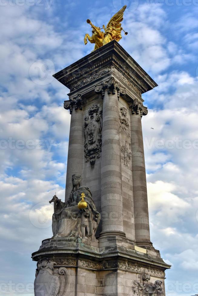 de pont alexandre iii är en däck båge bro den där spänner de not i paris. den ansluter de Champs Elysees fjärdedel med de där av de ogiltiga och eiffel torn. foto