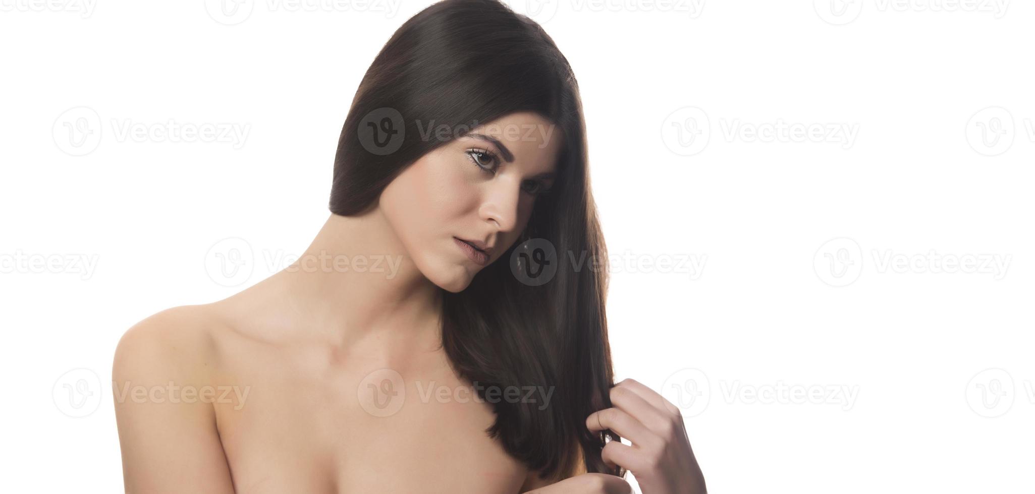 skön slät lång svart hår kvinna porträtt isolerat på vit foto
