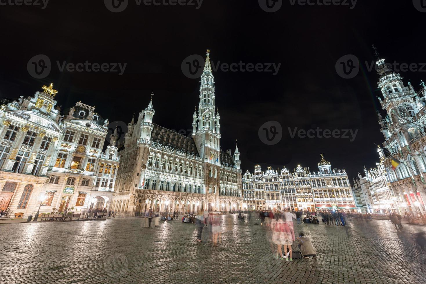 stor plats i Bryssel, belgien på natt. foto