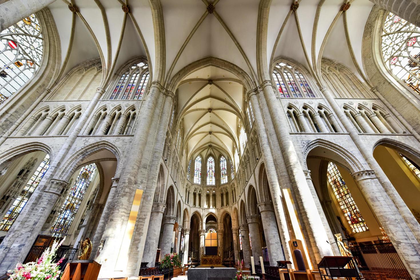 interiör av st. michael och st. gudula katedral i Bryssel, Belgien, 2022 foto