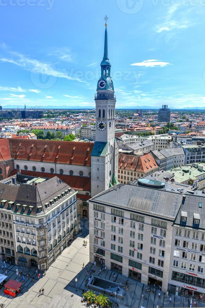 München, Tyskland - juli 6, 2021 - antenn se av marienplatz stad hall och frauenkirche i München, Tyskland foto