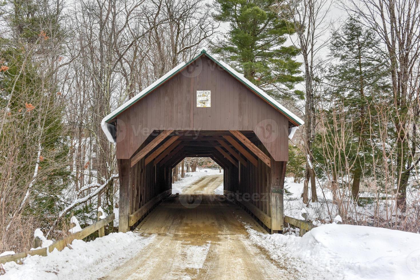 blåsa ner mig täckt bro i slättfält, ny hampshire under de vinter. foto