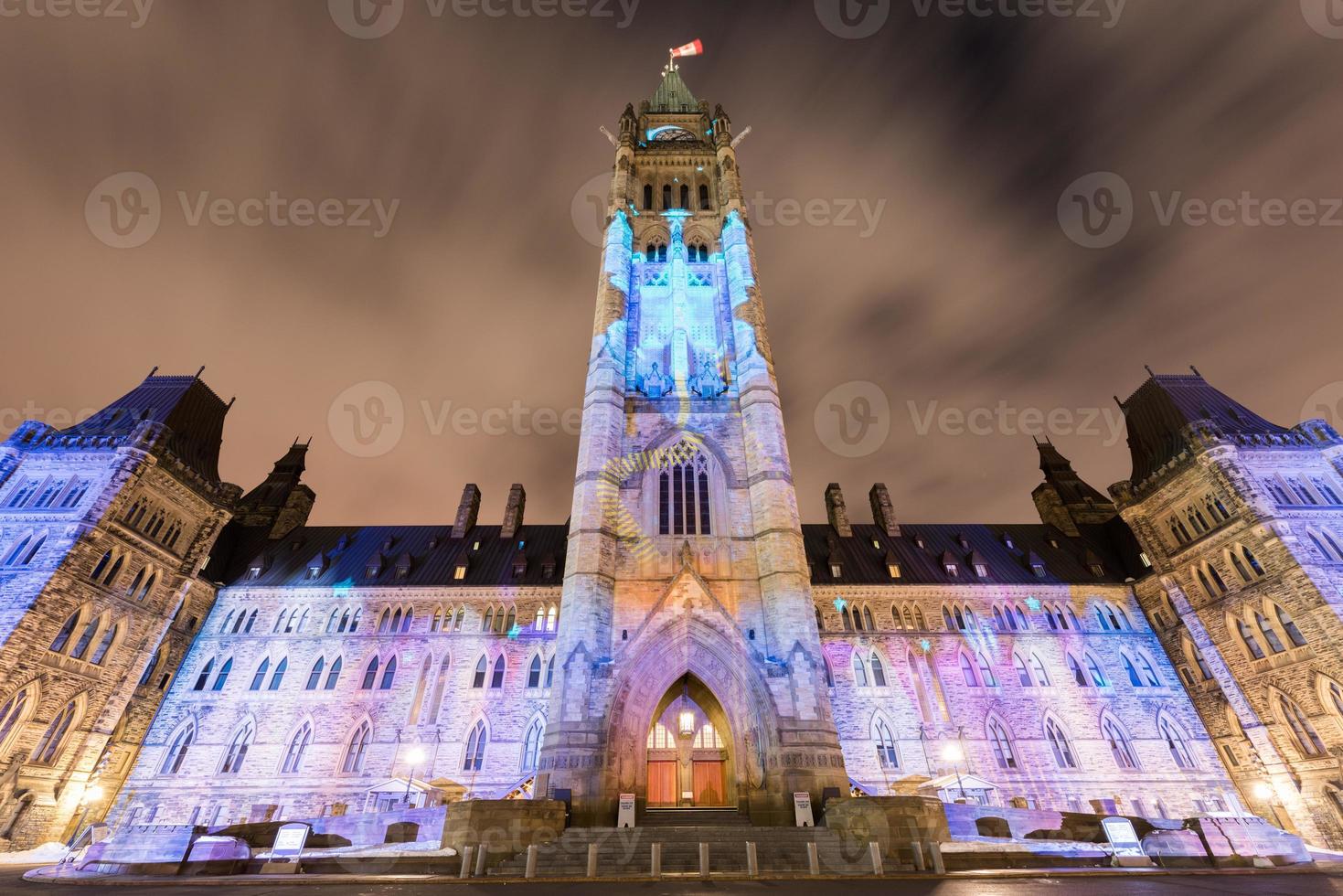 vinter- Semester ljus visa projiceras på natt på de kanadensisk hus av parlament till fira de 150: e årsdag av konfederation av kanada i Ottawa, Kanada. foto