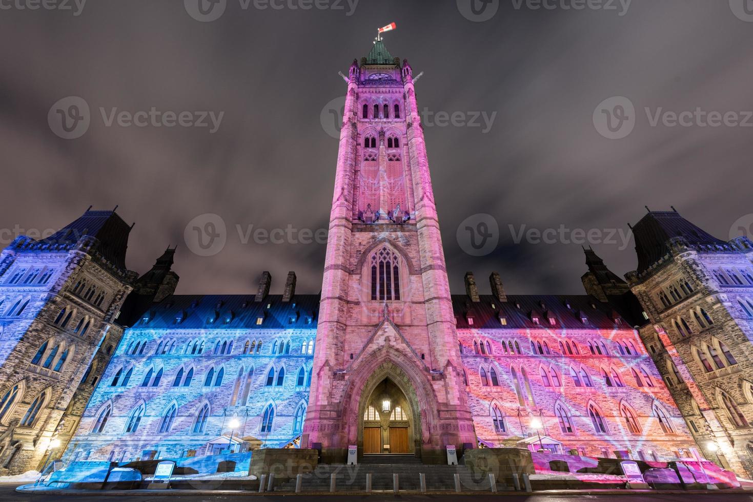 vinter- Semester ljus visa projiceras på natt på de kanadensisk hus av parlament till fira de 150: e årsdag av konfederation av kanada i Ottawa, Kanada. foto