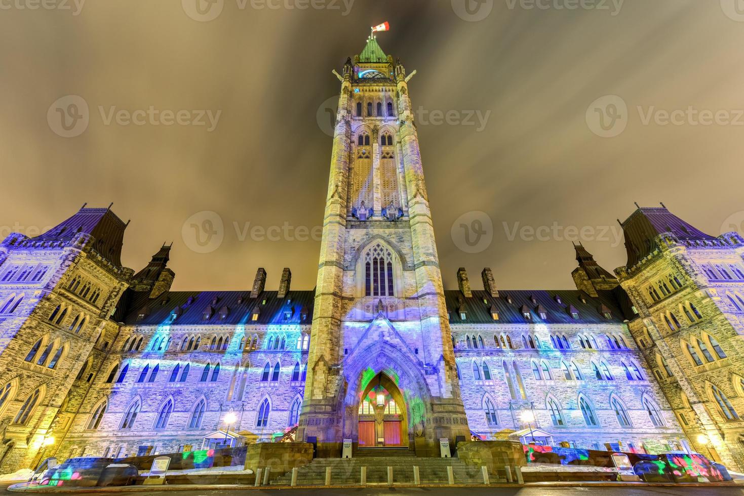 vinter- Semester ljus visa projiceras på natt på de kanadensisk hus av parlament till fira de 150: e årsdag av konfederation av kanada i Ottawa, Kanada. foto