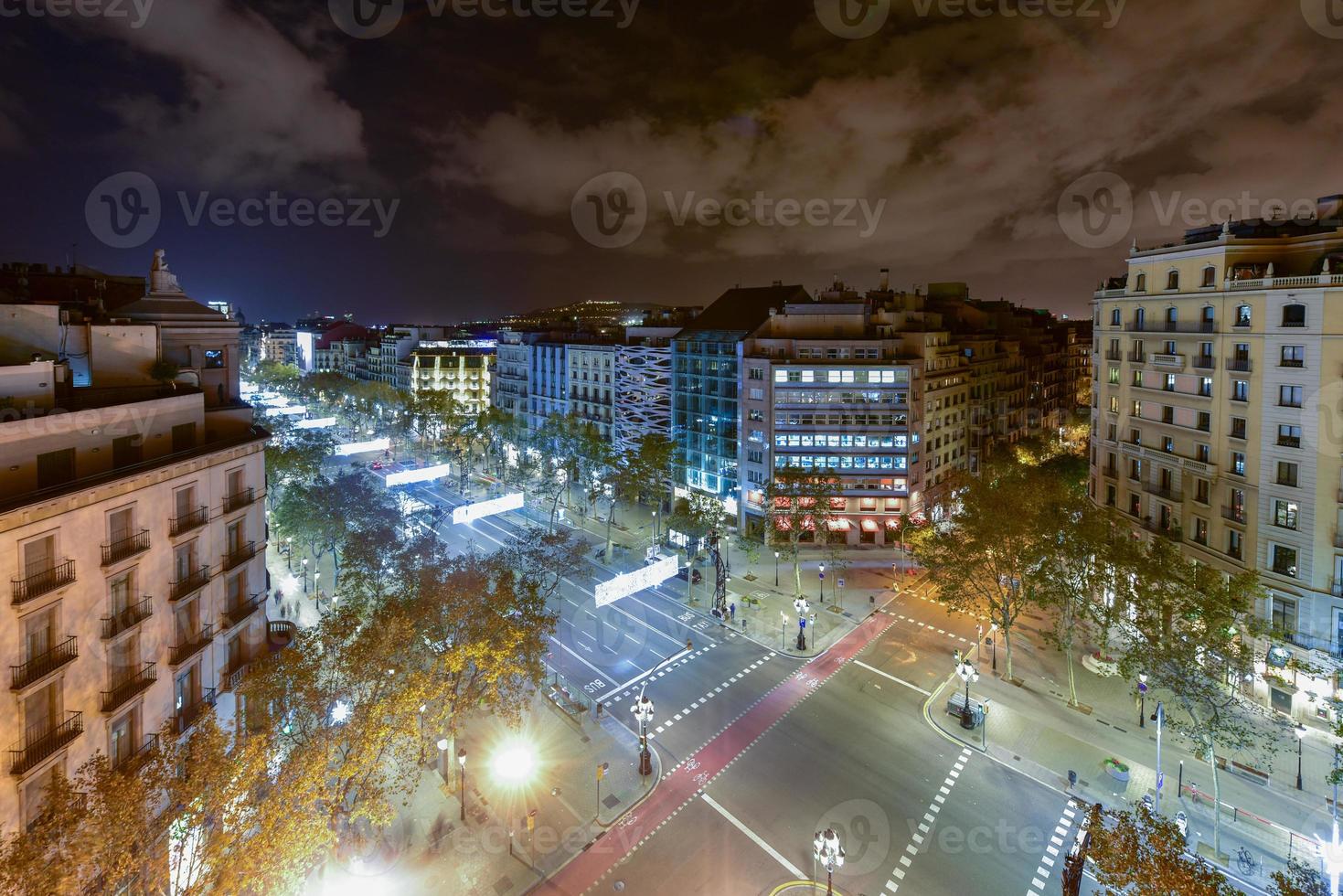 antenn se av barcelona längs passeig de tack på natt i Spanien. foto