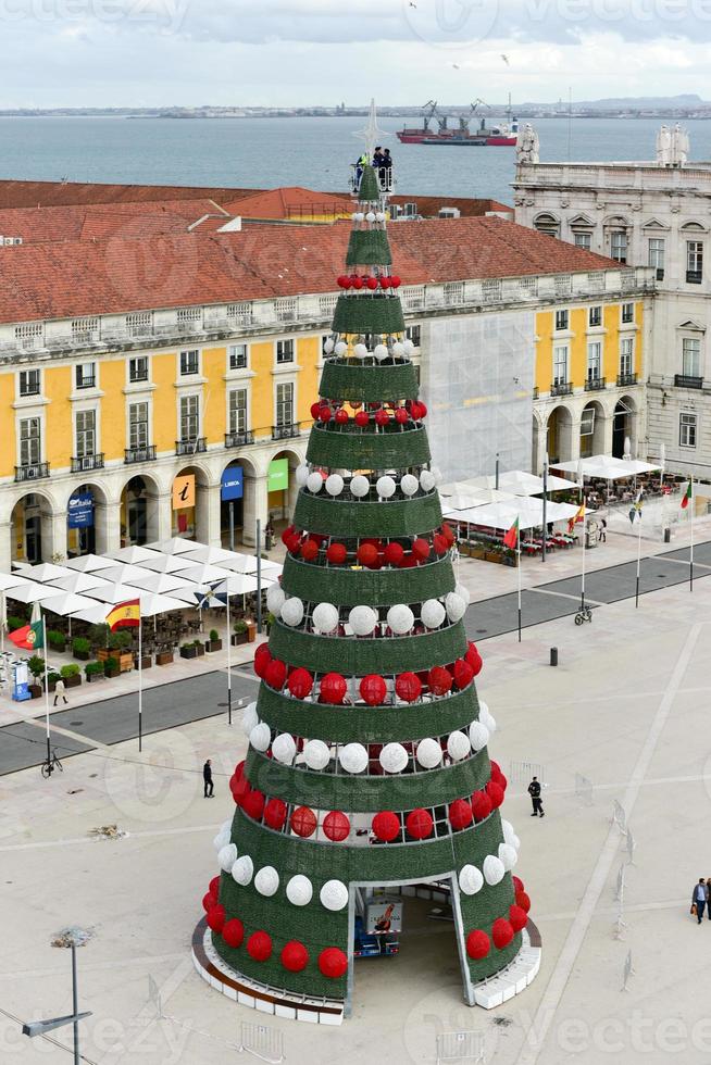 handel fyrkant i Lissabon, portugal med jul dekorationer. foto