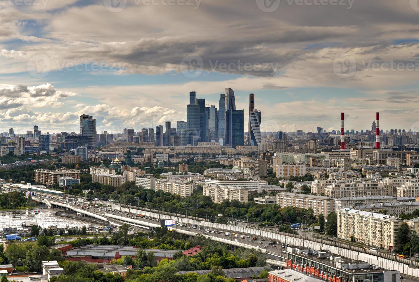 antenn se av de stad horisont i Moskva, ryssland under de dag. foto