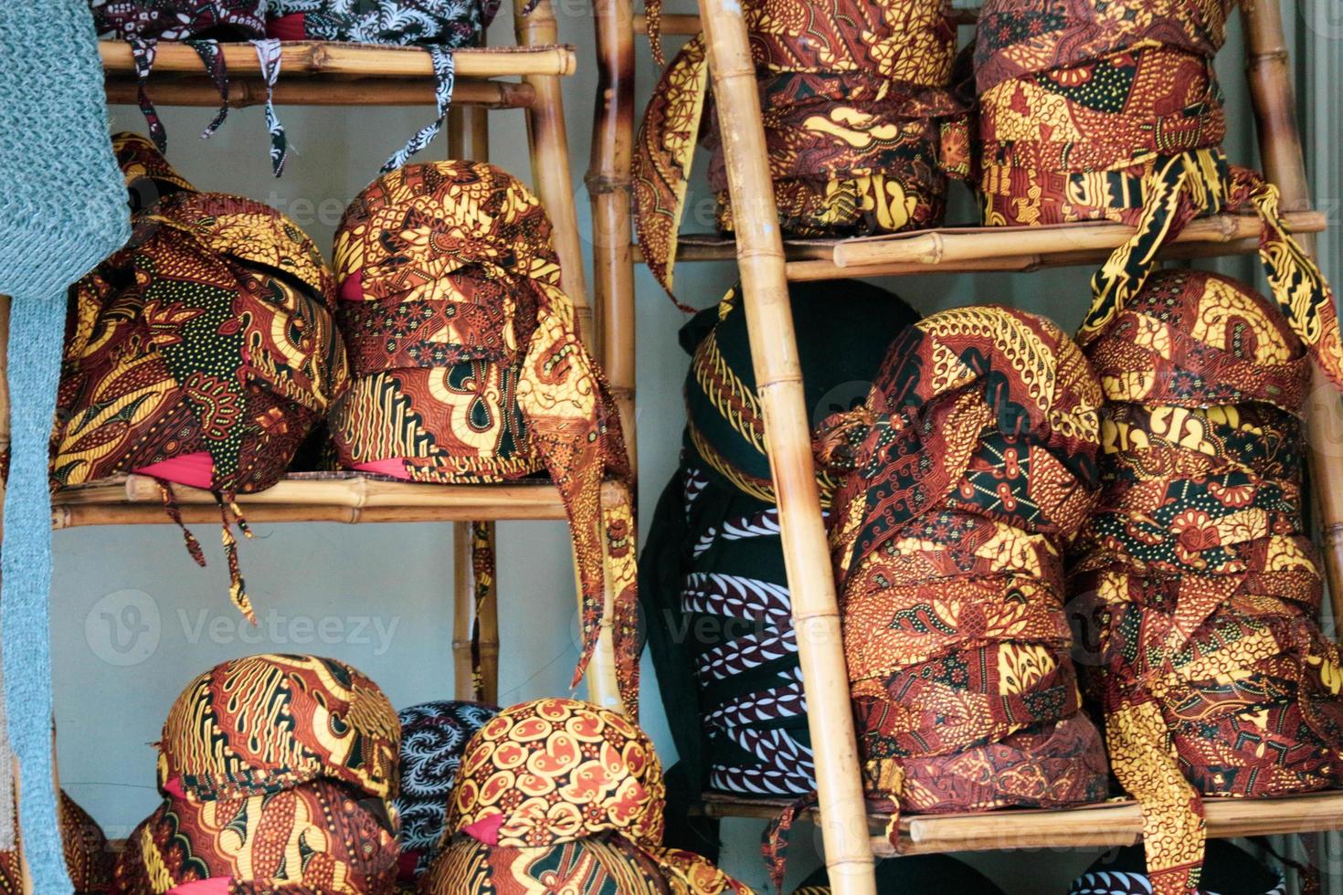 pålar av blangkon såld på en souvenir affär i jogjakarta. de blangkon är en herr- omslag eller pannband i de javanese traditionell klänning tradition. foto
