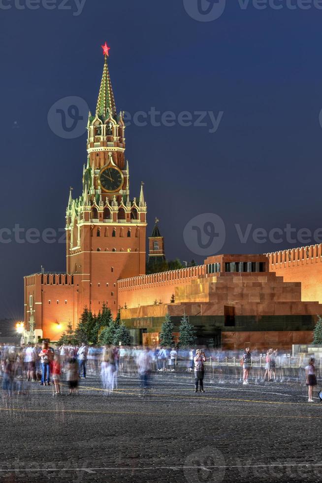 spasskaya torn i röd fyrkant i Moskva, ryssland på natt. foto