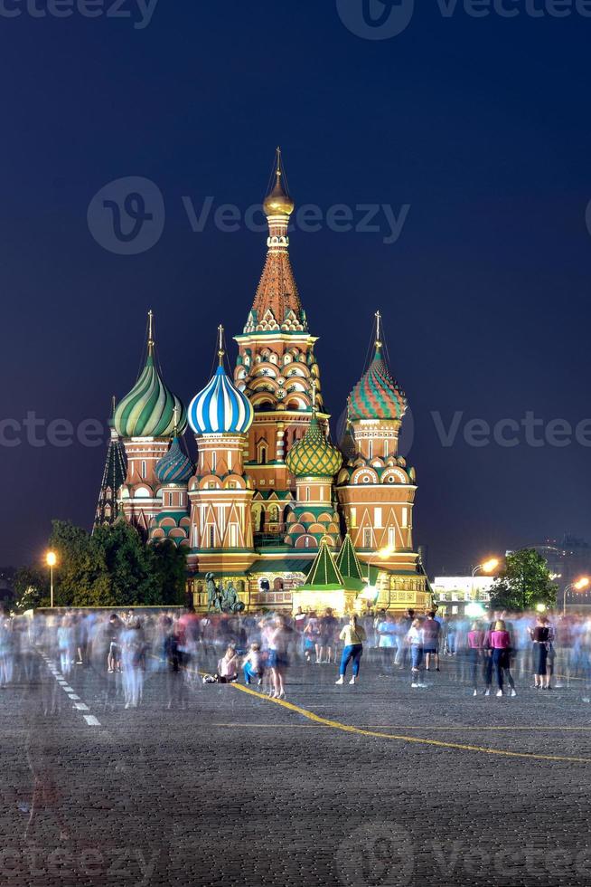 moskva röd fyrkant och helgon basilika katedral i Moskva, ryssland på natt. foto