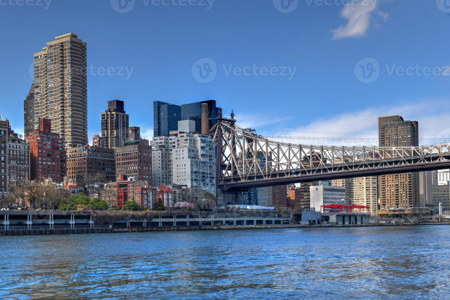 se av de queensboro bro korsning in i manhattan från roosevelt ö i ny york stad. foto