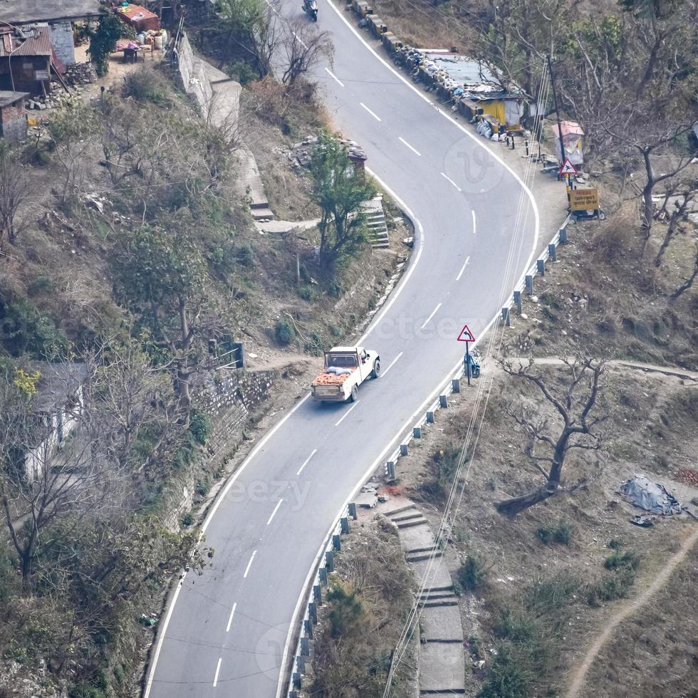 ovanifrån från luften av trafikfordon som kör på bergsvägar vid nainital, uttarakhand, Indien, utsikt från toppen av berget för förflyttning av trafikfordon foto