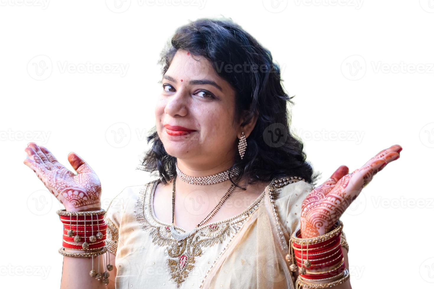 skön kvinna klädd upp som indisk tradition med henna mehndi design på henne både händer till fira stor festival av karwa kauth med enkel vit bakgrund foto