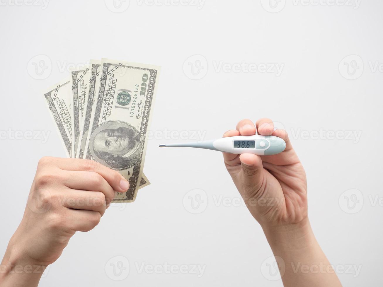 hand innehav termometer med pengar isolerat vit bakgrund foto