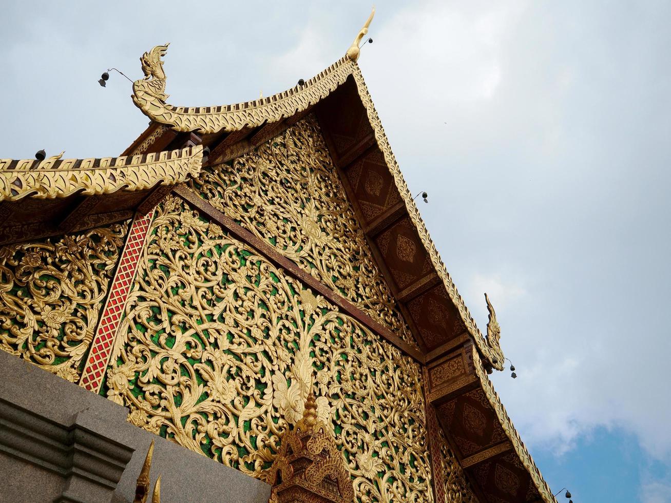 tak av skön tempel guld Färg i thailand Chiang Mai december 2018. foto
