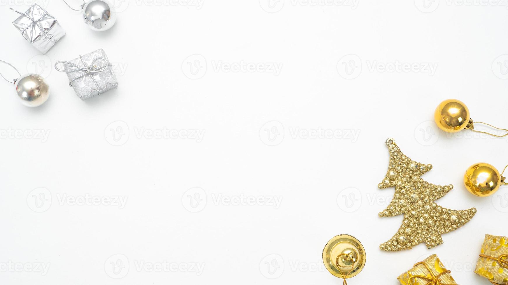gyllene och silver- jul objekt på vit bakgrund topp se kopia Plats foto