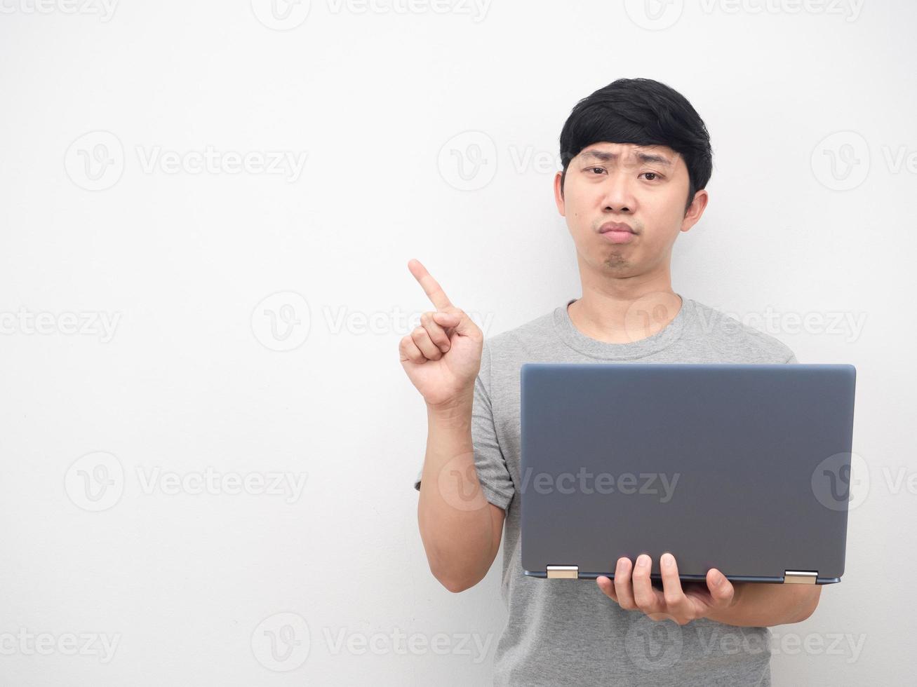 man arbetstagare innehav bärbar dator känsla uttråkad punkt finger på kopia Plats foto