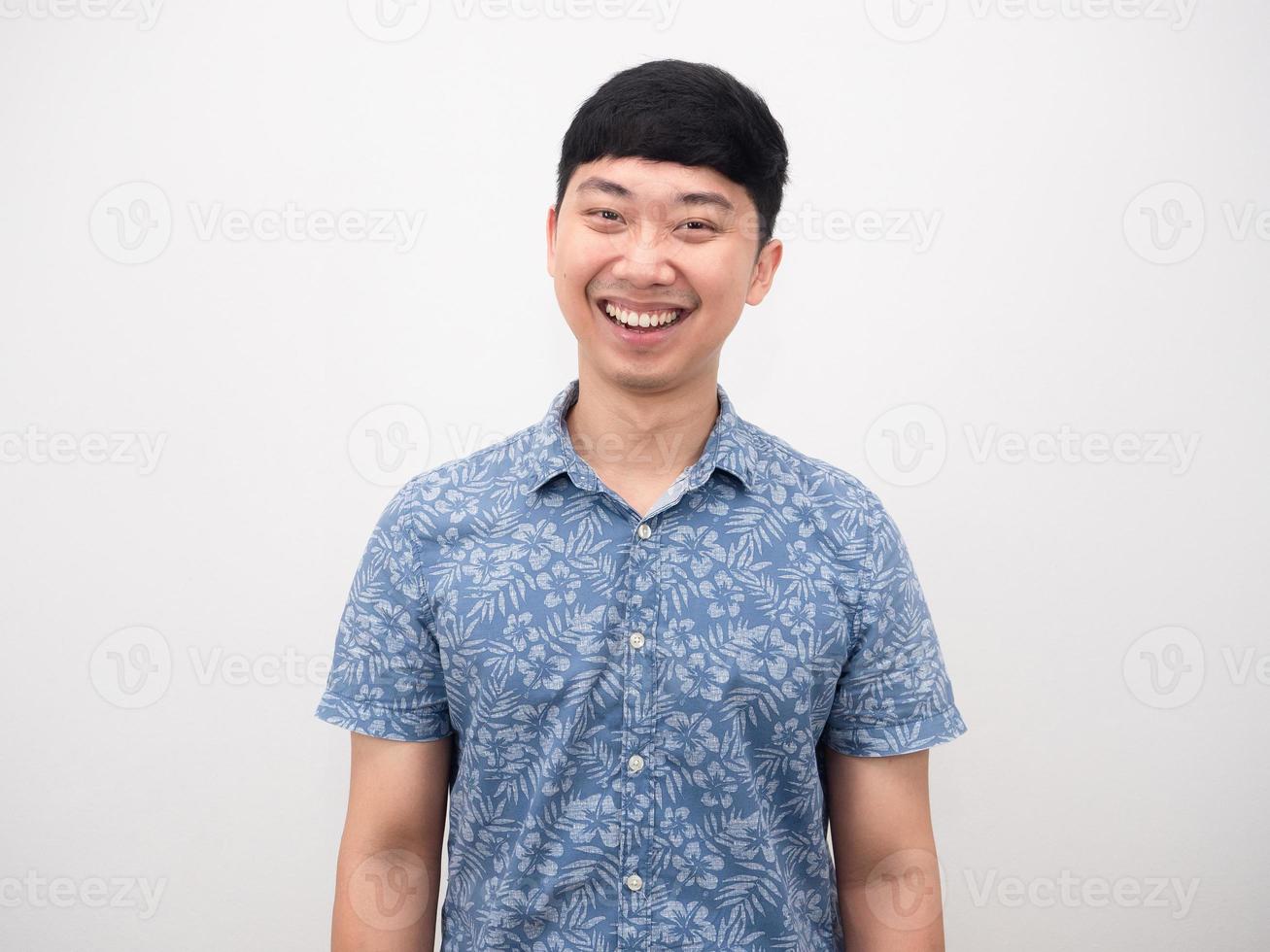 asiatisk man blå skjorta leende porträtt vit bakgrund foto