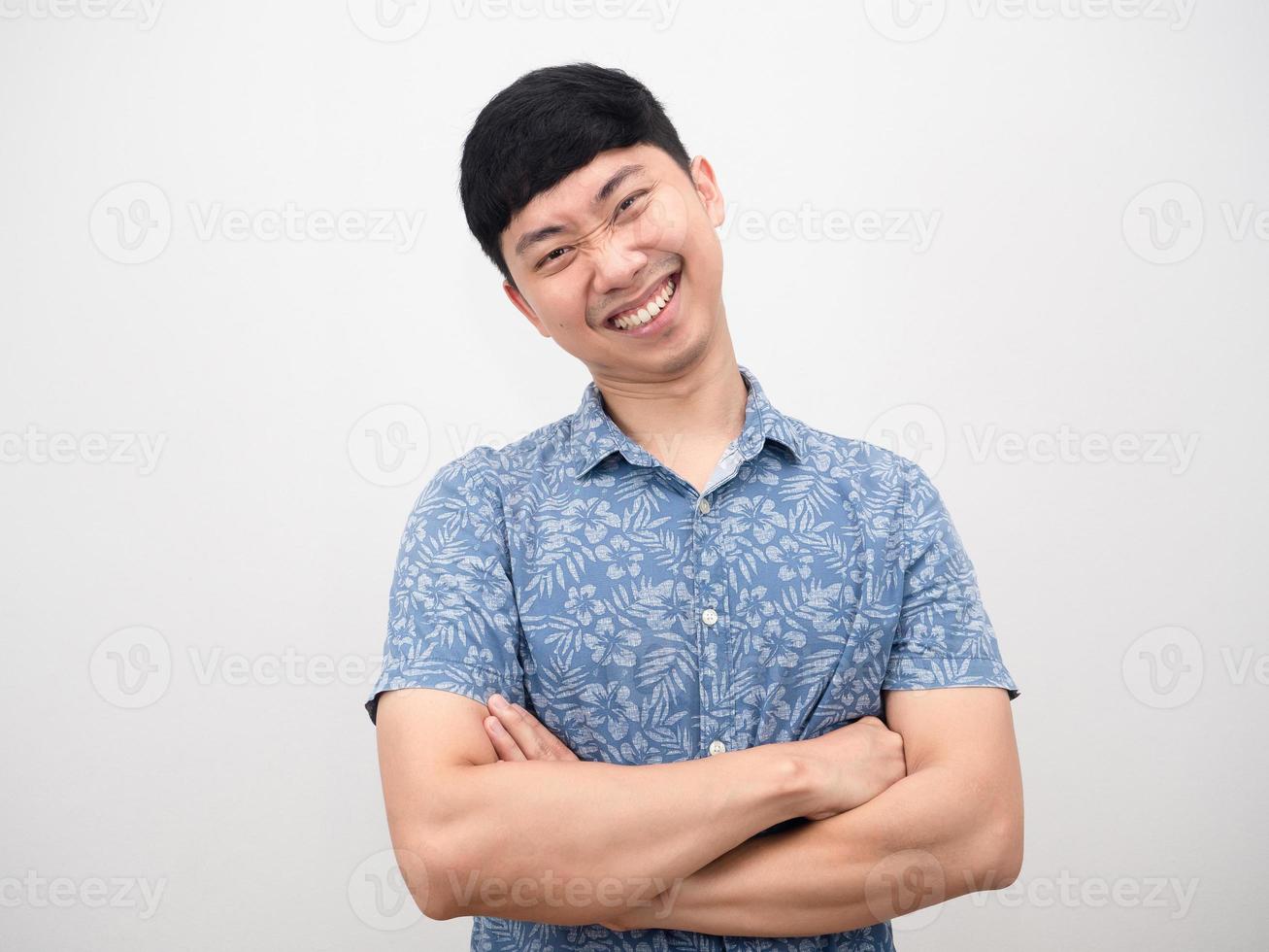 glada asiatisk man blå skjorta korsa ärm rolig leende porträtt foto