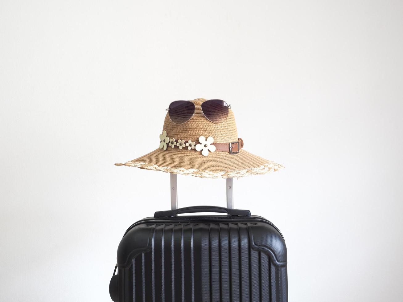 årgång hatt med solglasögon ovan bagage på vit isolerat Semester och resa begrepp Plats foto