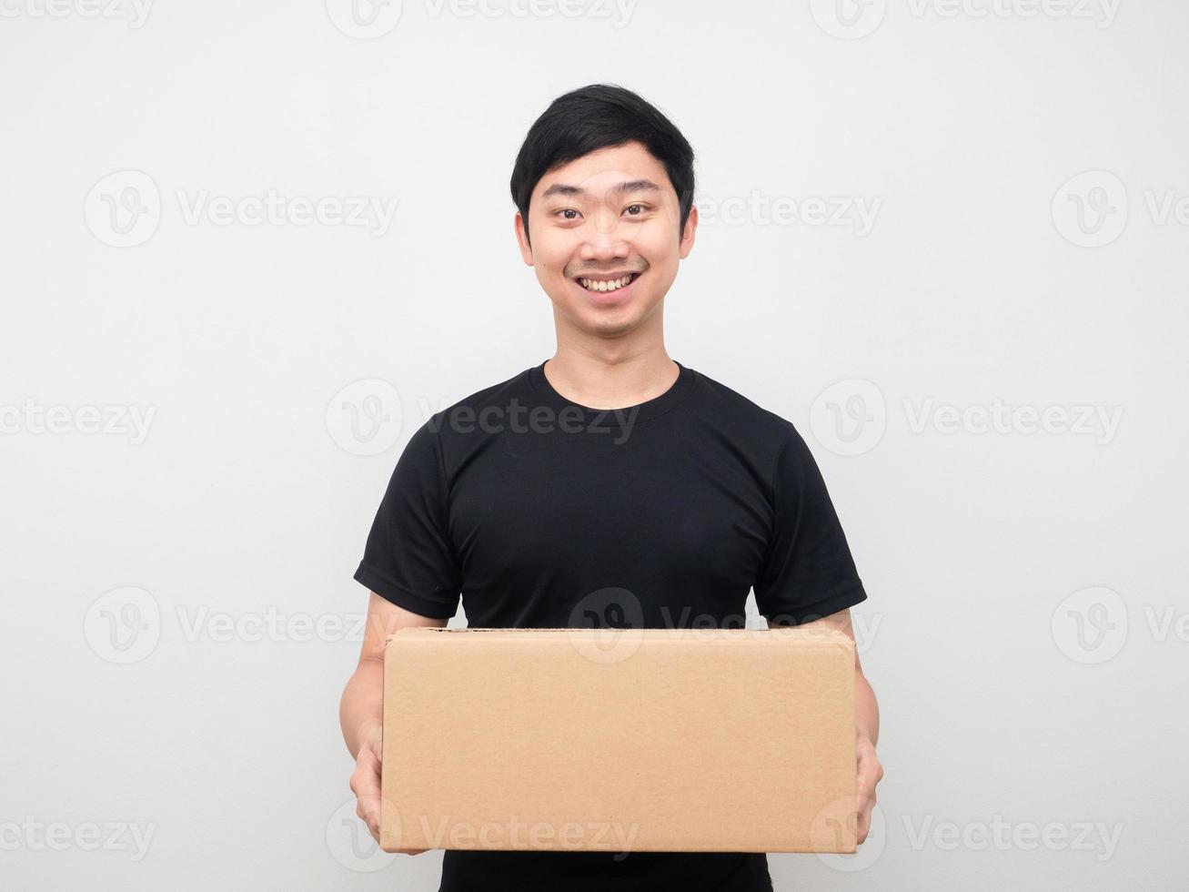 asiatisk man Lycklig leende leverans paket låda foto
