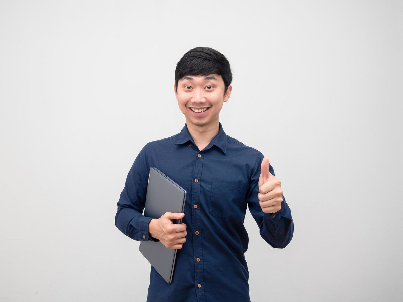 asiatisk man Lycklig leende innehav hans bärbar dator och tumme upp, glad asiatisk man porträtt med bärbar dator foto