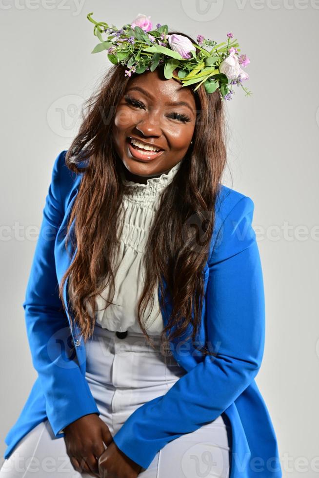 porträtt av en ung afrikansk amerikan kvinna , modell av mode, med stor blommor i henne hår foto