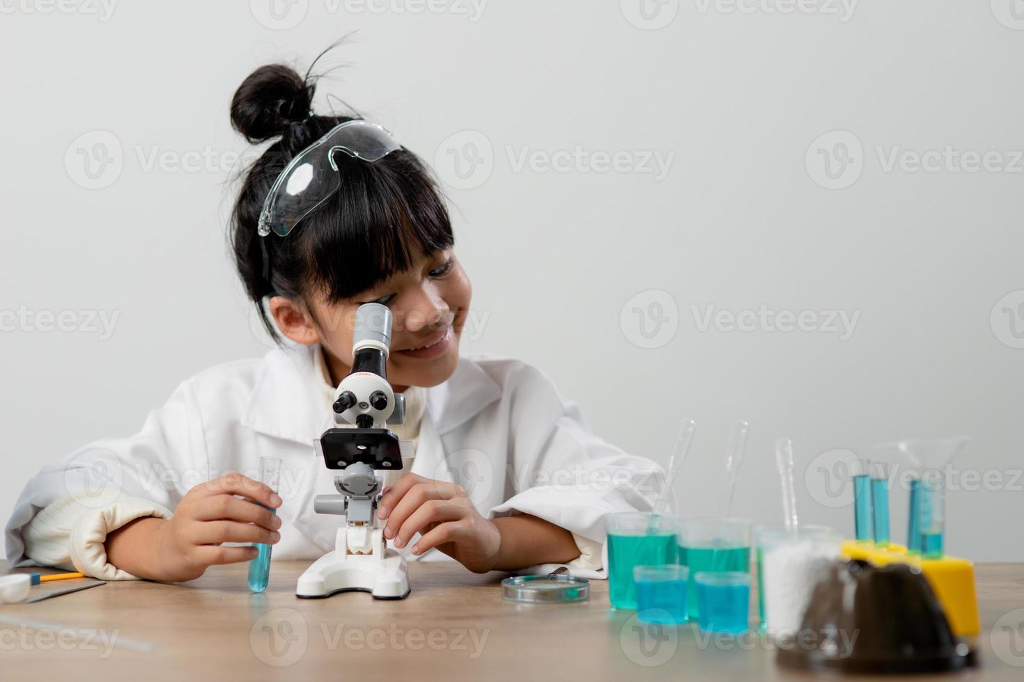 utbildning, vetenskap, kemi och barn begrepp - barn eller studenter med testa rör framställning experimentera på skola laboratorium foto