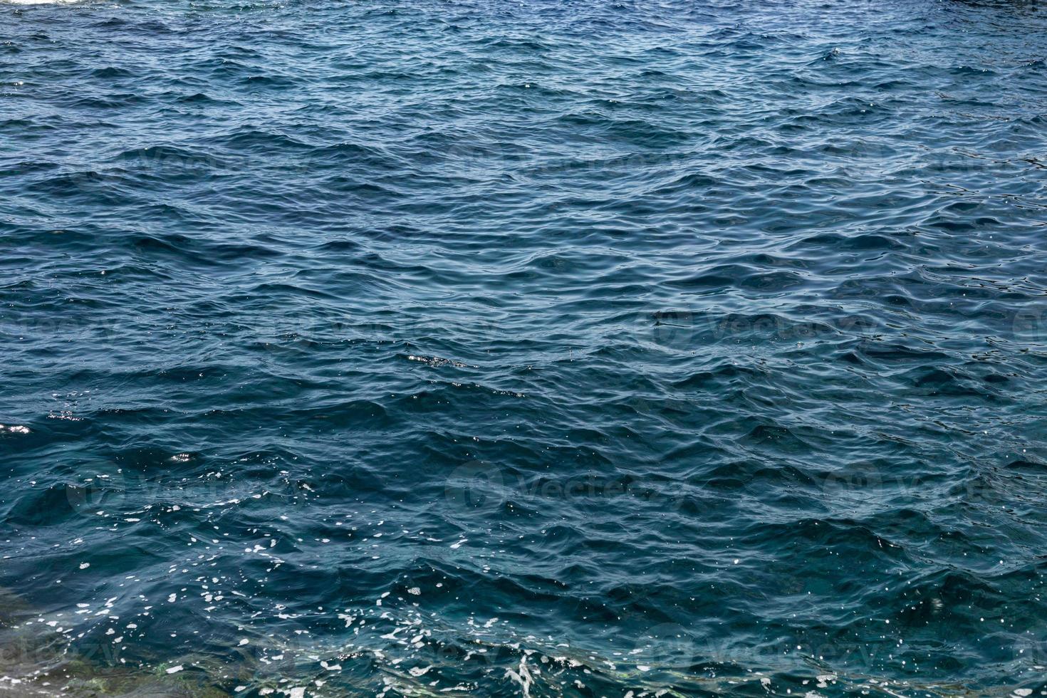 klar blå hav vatten bakgrund, tapet och textur. selektiv fokus foto