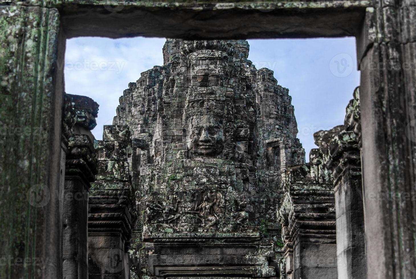 prasat bayon med leende sten ansikten är de central tempel av angkor thom komplex, siem skörda, kambodja. gammal khmer arkitektur och känd kambodjanska landmärke, värld arv. foto