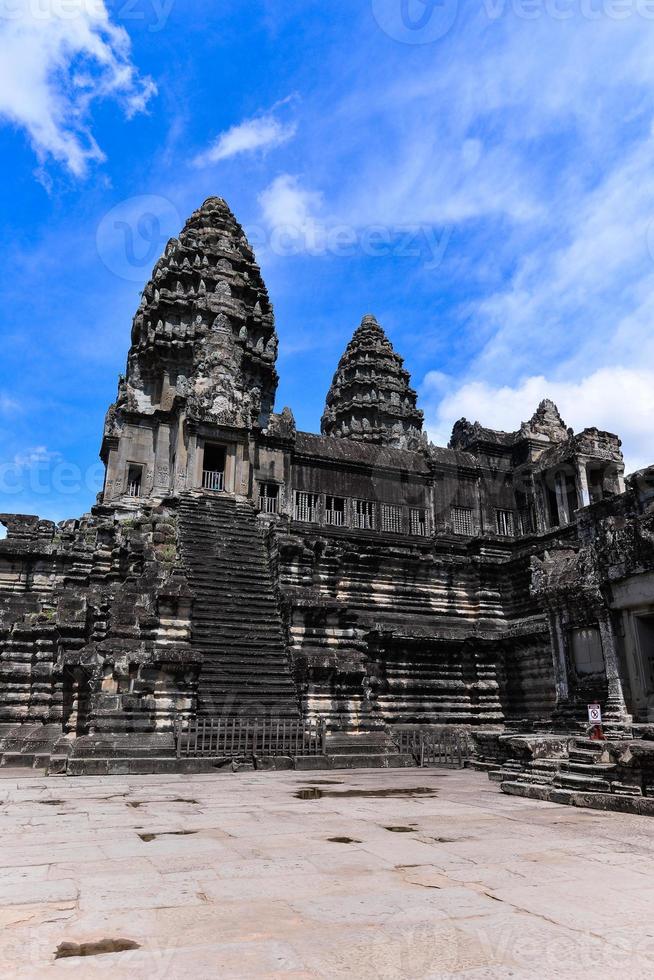 angkor wat är en tempel komplex i cambodia och de största religiös monument i de värld foto