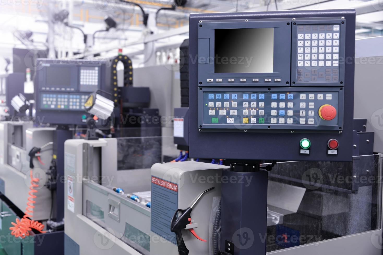 cnc maskin med kontrollant trösta i fabrik foto